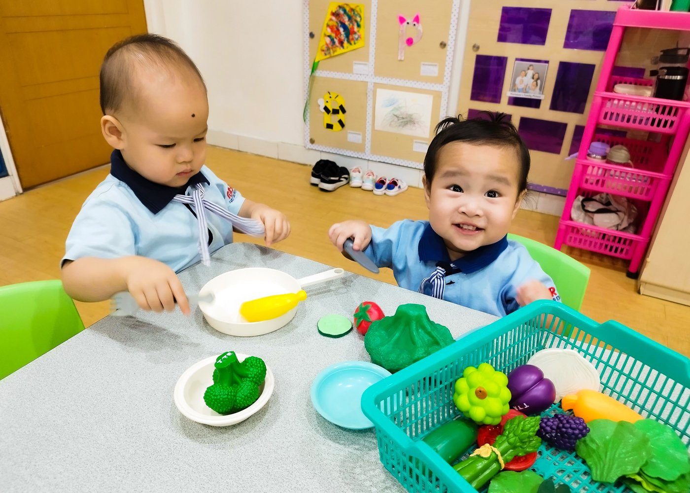 Anak-anak belajar melalui aktivitas langsung dalam lingkungan pendidikan usia dini